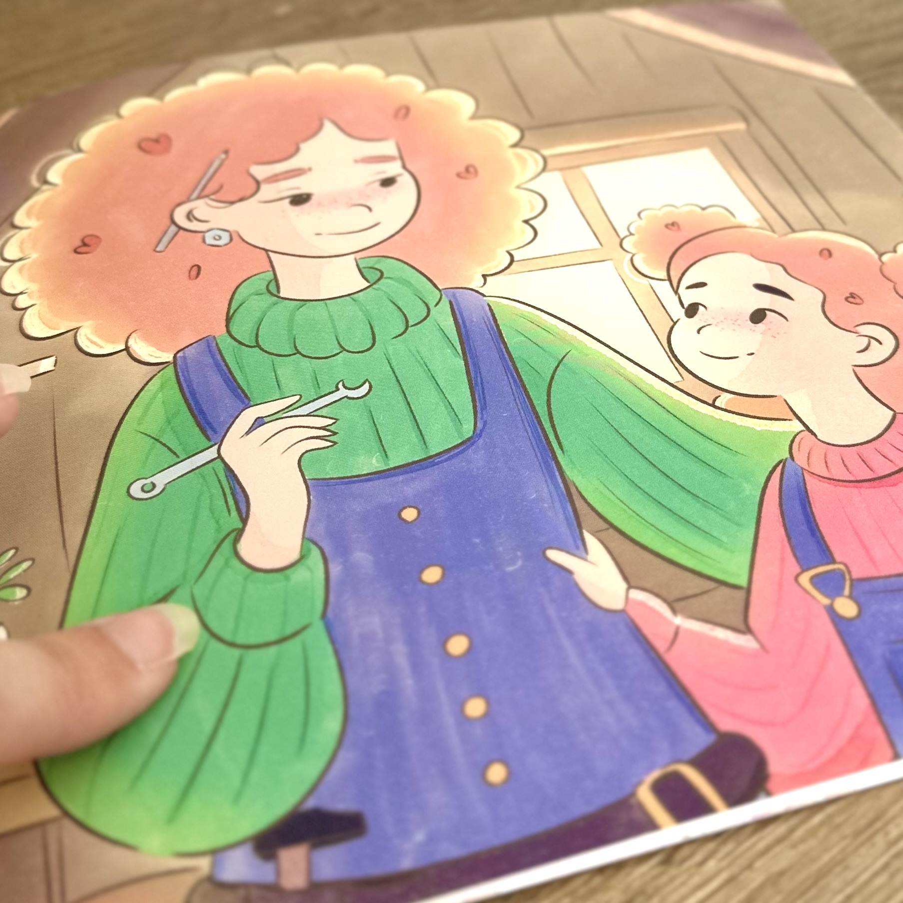 "Mia ou l'art de croire en soi" – illustration où Mia regarde sa maman avec tendresse une page du livre jeunesse "Mia ou l'art de croire en soi" – illustration où Mia regarde sa maman avec tendresse